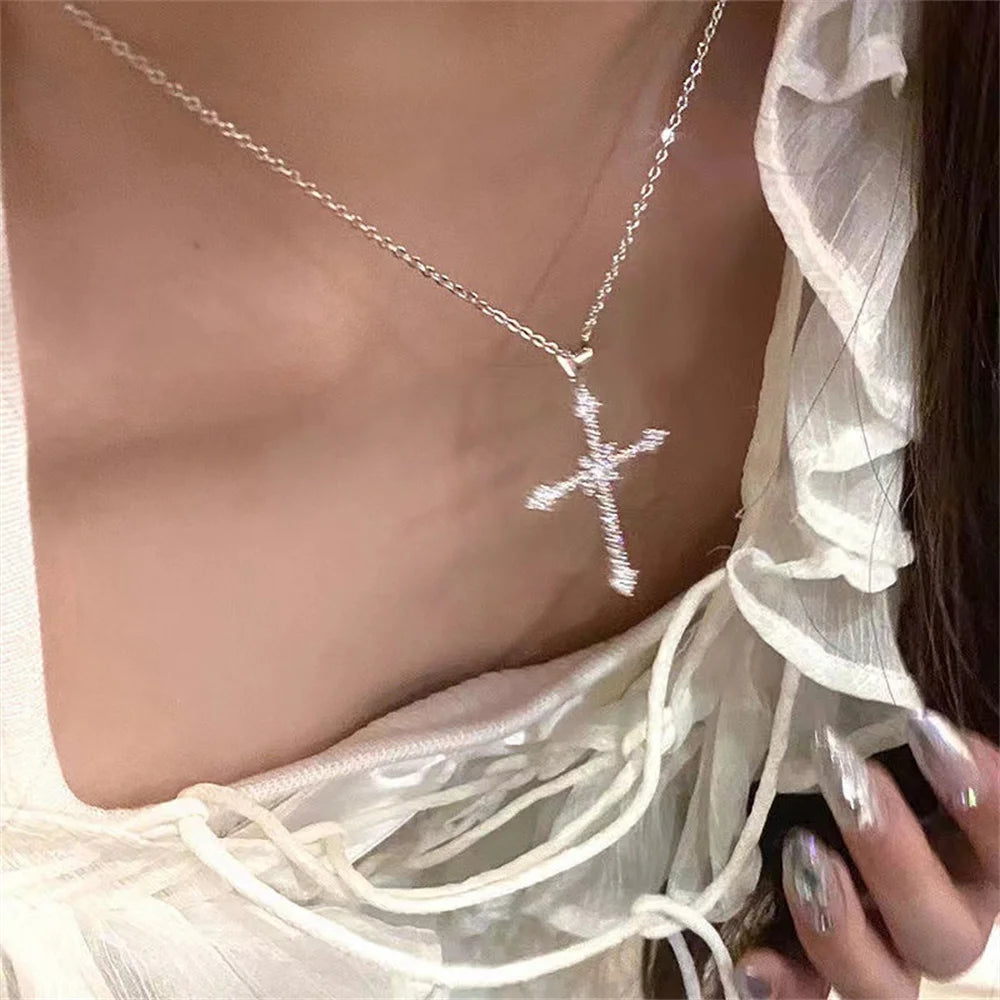 Collier élégant avec pendentif croix en cristal – Collier inspiré pour femme