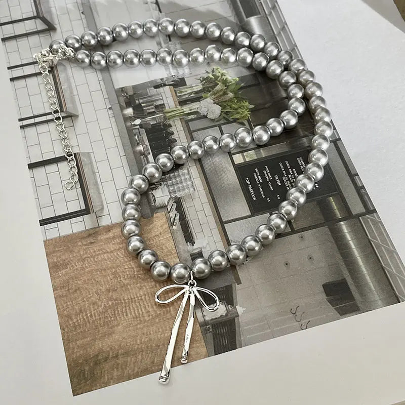 Collier ras du cou et boucles d'oreilles vintage en perles avec nœud papillon