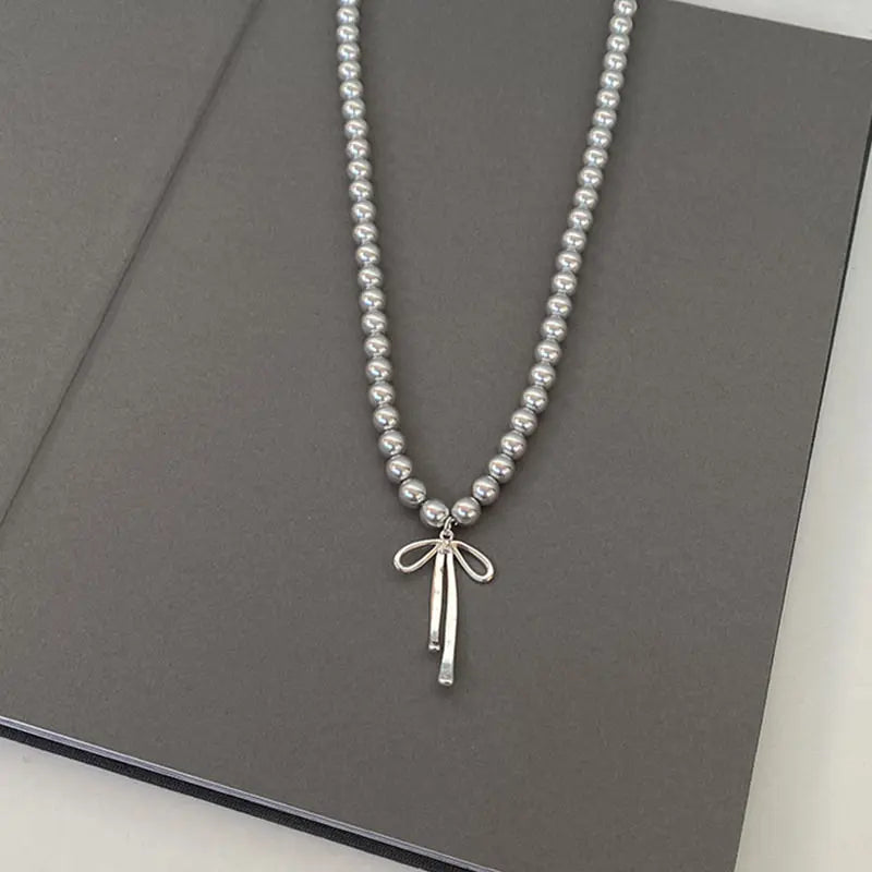 Collier ras du cou et boucles d'oreilles vintage en perles avec nœud papillon