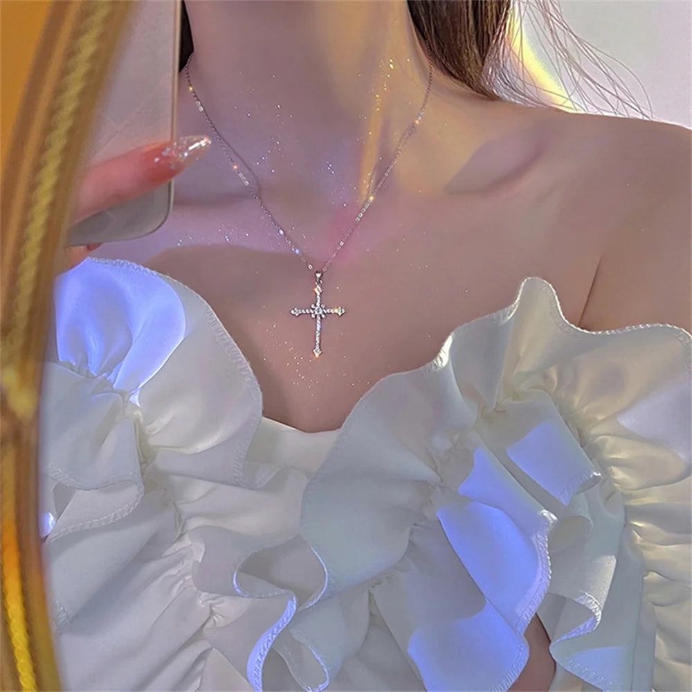 Collier élégant avec pendentif croix en cristal – Collier inspiré pour femme