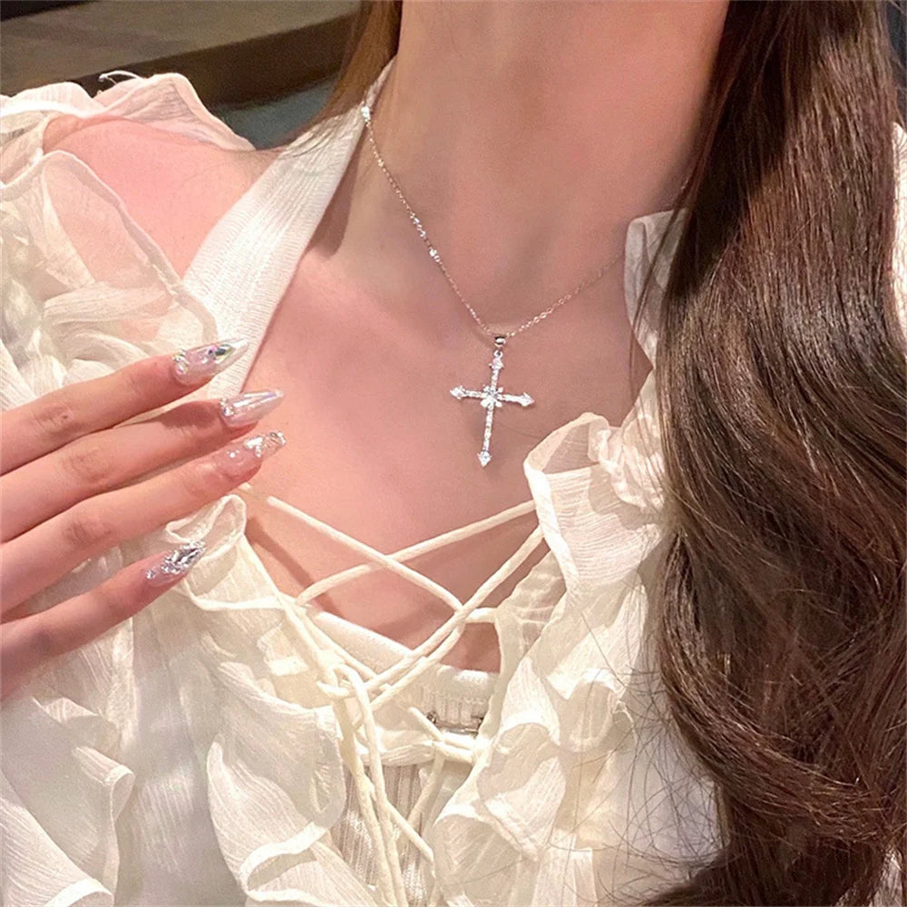 Collier élégant avec pendentif croix en cristal – Collier inspiré pour femme